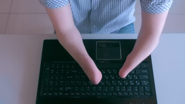L'homme handicapé avec les mains amputées de souche tape sur l'ordinateur portable, vue rapprochée du dessus . — Video