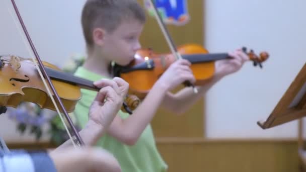 Dziecko chłopiec student gra na skrzypcach z nauczycielem w lekcji muzyki w szkole muzycznej. — Wideo stockowe