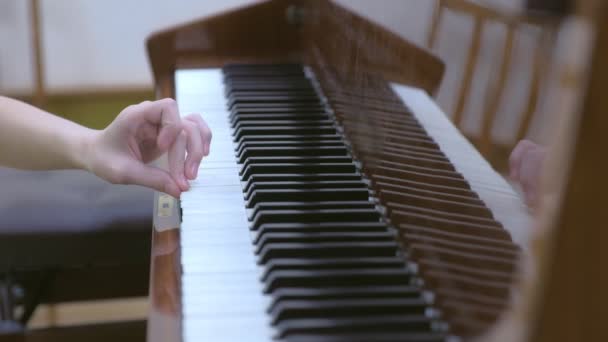 Okuldaki müzik dersinde piyano çalan çocuk.. — Stok video