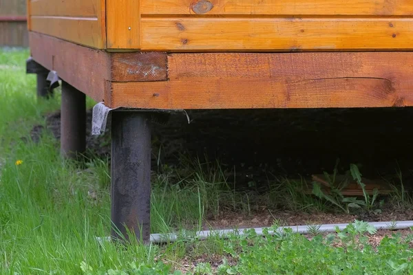 Casa de madera sobre pilotes en granja, pilotes primer plano . — Foto de Stock