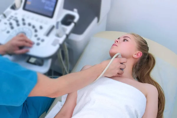 Uomo medico visita pazienti donna ghiandola tiroidea utilizzando scanner ad ultrasuoni . — Foto Stock