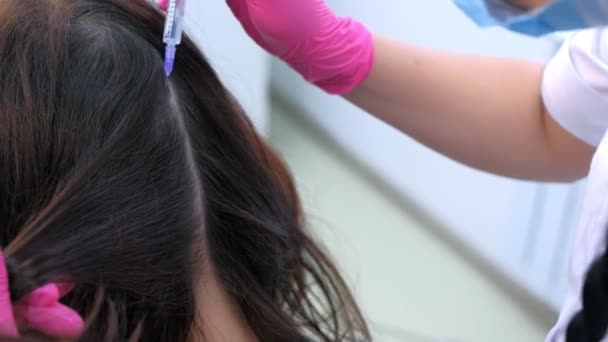 Lekarz trycholog wykonujący wstrzyknięcia mezoterapia w skórze głowy kobiety, widok z bliska. — Wideo stockowe