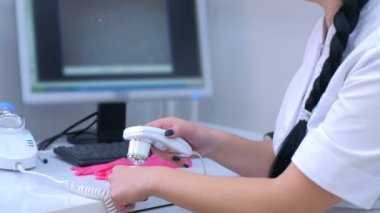 Doktor trichologist klinikte dermatoskop kullanan kadın hasta kıllarını inceledi..