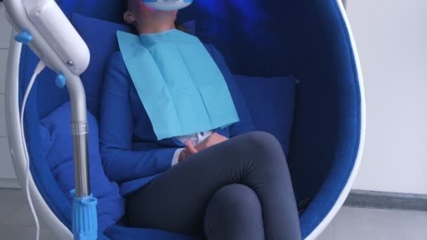 Cosmetische procedure Led whiteninng voor tanden voor vrouw in tandheelkunde studio. — Stockvideo