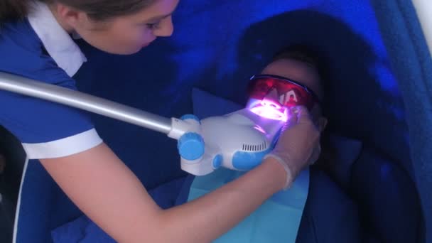 Geleide whitening schoonheid cosmetische procedure voor vrouwen tanden in stomatologie. — Stockvideo