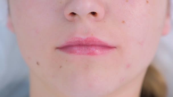 Labbra delle donne dopo la procedura permanente di microblading di trucco, vista da vicino . — Video Stock