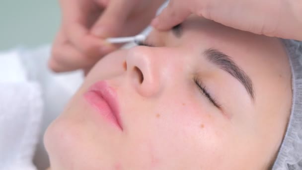 Esteticista limpia los ojos palos de algodón después de las pestañas procedimiento de elevación de laminación . — Vídeos de Stock