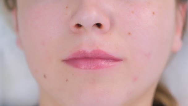 Vrouwen lippen na permanente make-up microblading procedure, close-up uitzicht. — Stockvideo