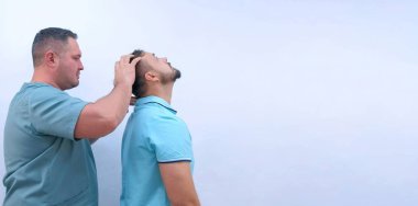 Doktor kayropraktik uzmanının boyun teşhisi için önleyici incelemedeki adam..
