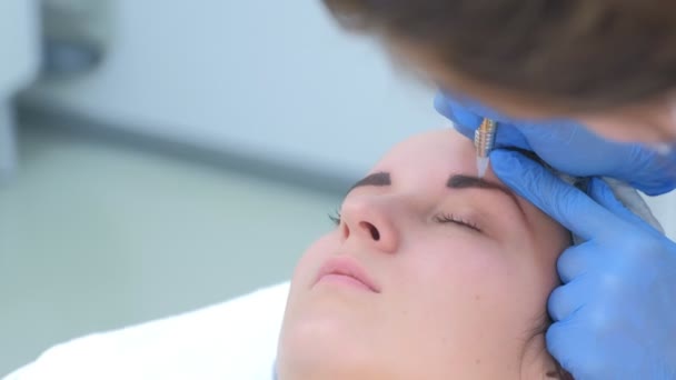 Kozmetikus, hogy szemöldök microblading eljárás szépségszalonban a nő. — Stock videók