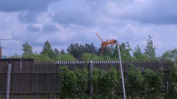 Répulsif à oiseaux fait maison à partir d'une bouteille en plastique ressemble à un ventilateur dans le jardin . — Video