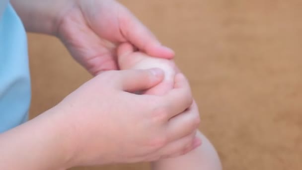 Médico profesional masajista haciendo masaje al bebé a pie en clínica, primer plano . — Vídeos de Stock