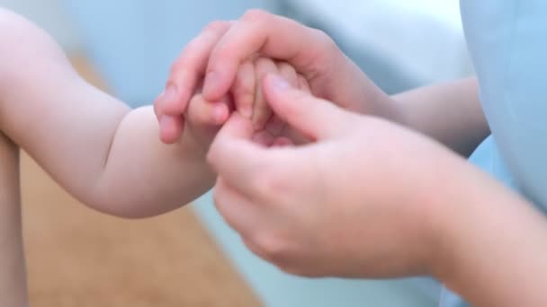 Профессиональный массажист делает массаж малышу под рукой в клинике, крупным планом . — стоковое видео