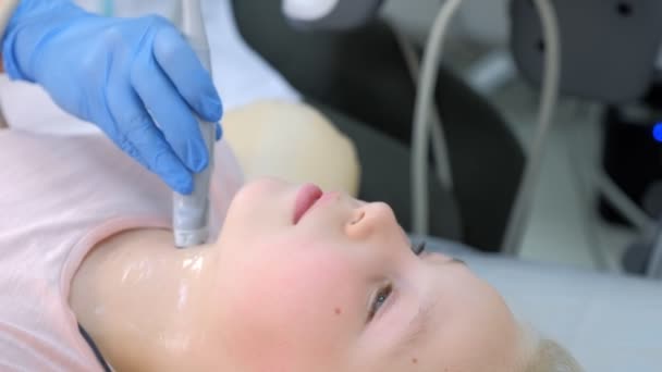 Γιατρός εξέταση ασθενή κορίτσι θυρεοειδούς αδένα χρησιμοποιώντας υπερηχογράφημα, closeup. — Αρχείο Βίντεο