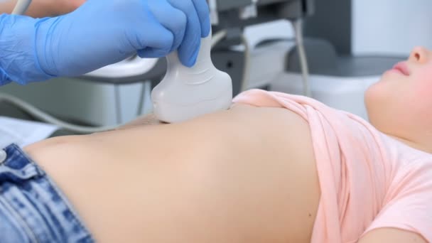 Doctor is making abdominal ultrasound for child girl using scanner, side view. — Stock Footage Doctor is making abdominal ultrasound for child girl using scanner, side view. Video Clip