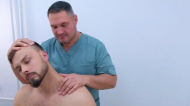 Doktor kayropraktik uzmanının boyun teşhisi için önleyici incelemedeki adam..