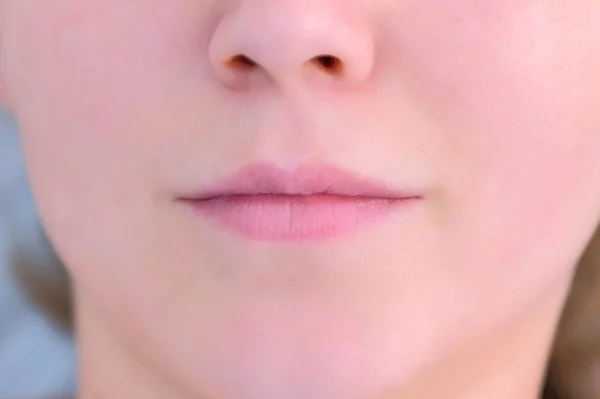 Женские губы перед перманентной процедурой микролезвия макияжа, вид крупным планом . — стоковое фото