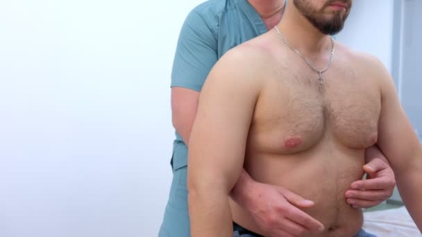 Médecin chiropraticien traite l'abdomen du patient en clinique sur la thérapie de réadaptation . — Video