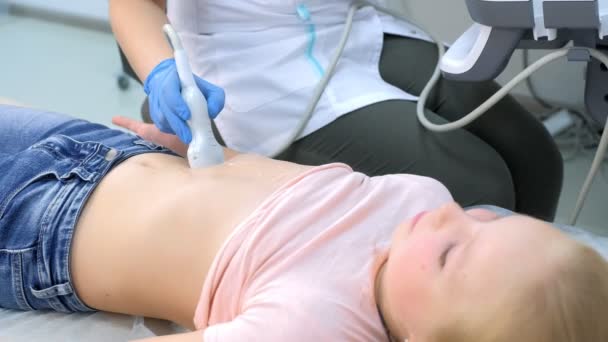 Läkare gör buken ultraljud av inre organ barn flicka med hjälp av scanner. — Stockvideo