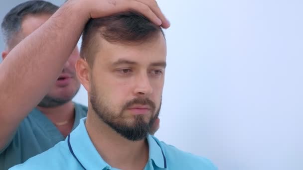 Mann bei Vorsorgeuntersuchung von Arzt Chiropraktiker auf Hals-Diagnose. — Stockvideo