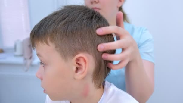 Lékař profesionální masagog dělá terapii hlavy masáže dospívající chlapec na klinice. — Stock video