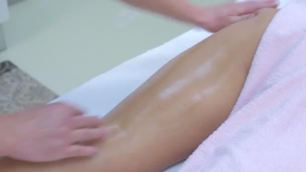 Mann Arzt macht skulpturale Körperheben Massage für Frau Bein und Beute in Klinik. — Stockvideo