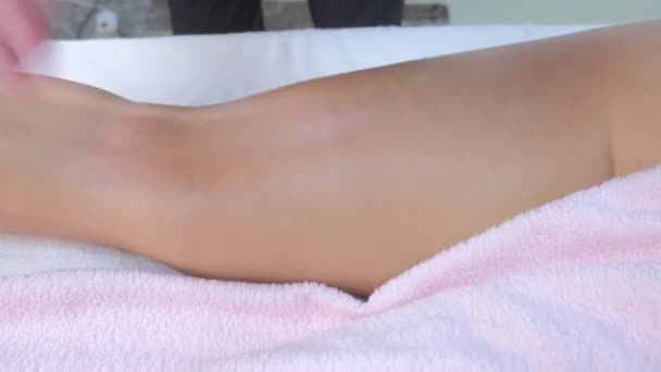 Mann Arzt macht skulpturale Körperheben Massage Frau auf Bein und Beute in Klinik. — Stockvideo