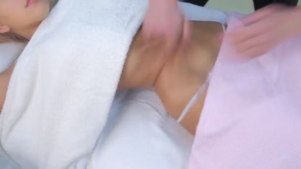 Man arts maken sculpturale lichaam lift massage naar vrouw op taille in kliniek. — Stockvideo