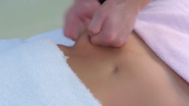 Man arts maken sculpturale lichaam lift massage naar vrouw op taille in kliniek. — Stockvideo