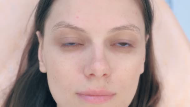 Portrait of young woman brunette looking at camera in cosmetology clinic. — Stok video