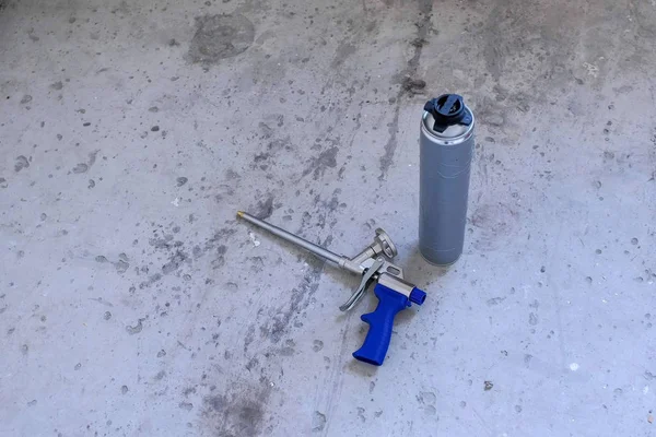 Botella de spray con espuma de construcción y herramienta para sala de reparación . —  Fotos de Stock