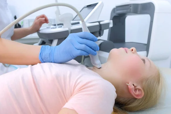 Врач осматривает пациентку щитовидной железы с помощью ультразвукового сканера. — стоковое фото