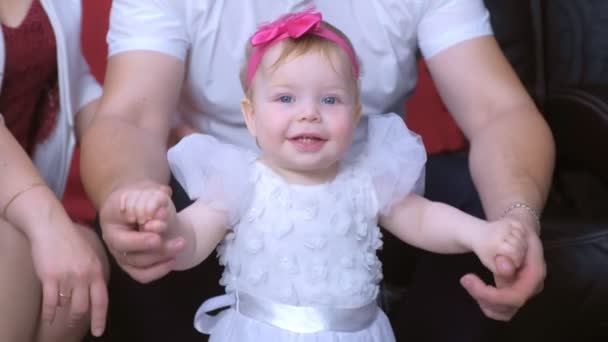 Retrato de uma menina de um ano no aniversário olhando para a câmera e sorrindo . — Vídeo de Stock