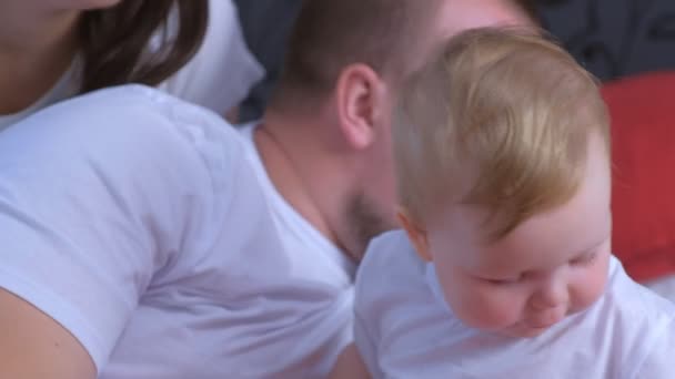 Portretul bebelușului hrănește părinții mama și tata struguri acasă . — Videoclip de stoc