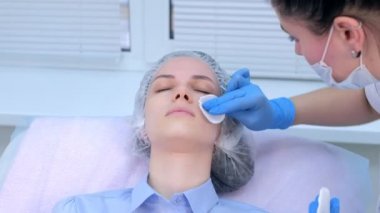 Kozmetik uzmanı biyo-evrimleşmeden önce yüz anestezisiyle kremi siliyor..