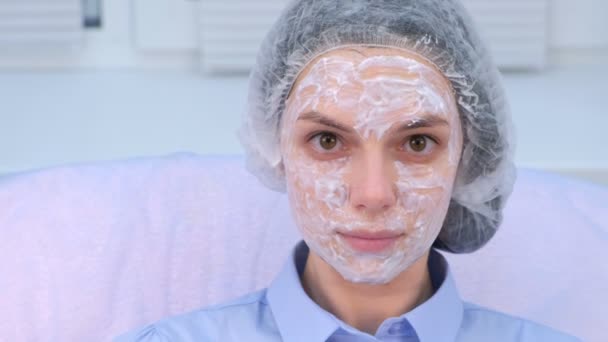 Femme avec crème anesthésique sur la peau du visage avant biorevitalisation pour engourdir. — Video