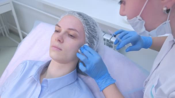 Cosmetoloog het maken van meerdere injecties biorevitalisatie in vrouw gezicht huid. — Stockvideo