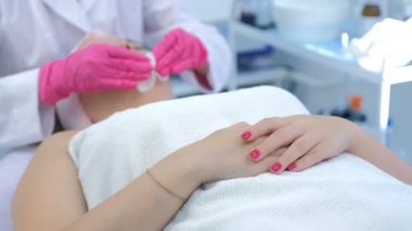 Güzellik uzmanlarının elleri, temizlikçi kadınların elleri güzellik kliniğinde pamuk pedlerle karşılaşıyor..