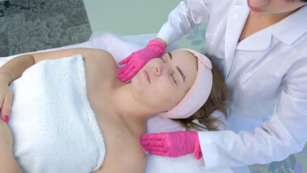 Kosmetici ruce peeling otírání ženy tvář bavlněné podložky v kosmetické klinice. — Stock video