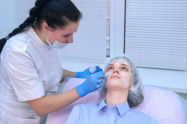 Cosmetologo che asciuga la crema con anestetico da faccia prima di biorivitalizzazione . — Foto Stock