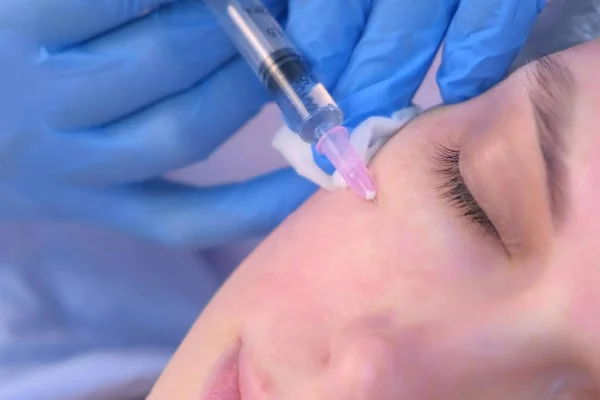 Cosmetologist que faz múltiplas injeções biorevitalization na pele de cara da mulher. — Fotografia de Stock