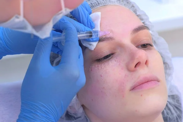 Cosmetologo facendo iniezioni multiple biorivitalizzazione nella pelle del viso della donna. — Foto Stock