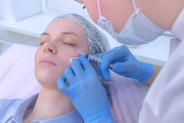 Cosmetoloog het maken van meerdere injecties biorevitalisatie in vrouw gezicht huid. — Stockfoto