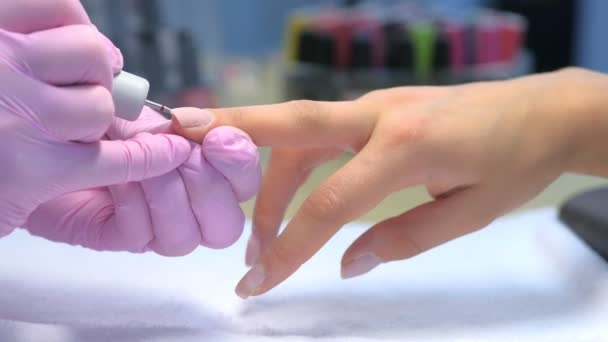 Manicure master robi manicure dla klienta za pomocą elektrycznej wiertarki do paznokci. — Wideo stockowe