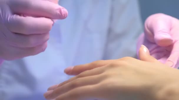 Manucure maître essuie les ongles avec des lingettes sans peluche après polymérisation en UV . — Video