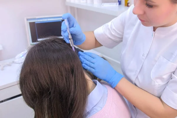 Doctor tricholoog het maken van injecties mesotherapie bij vrouw hoofdhuid in kliniek. — Stockfoto