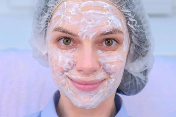 Mujer con crema anestésica en la piel de la cara antes de la biorevitalización para adormecer. — Foto de Stock