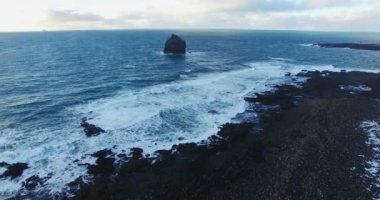 Okyanus sahil üzerinde havadan çekim