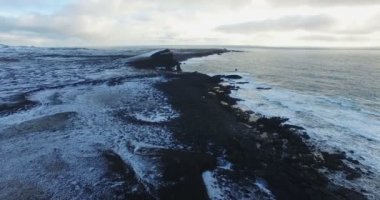 Okyanus sahil üzerinde havadan çekim