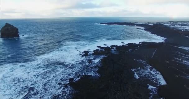 Fotografování ze vzduchu nad pobřeží oceánu — Stock video